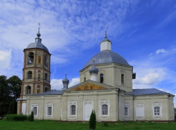Храм Троицы Живоначальной в усадьбе Троицкое