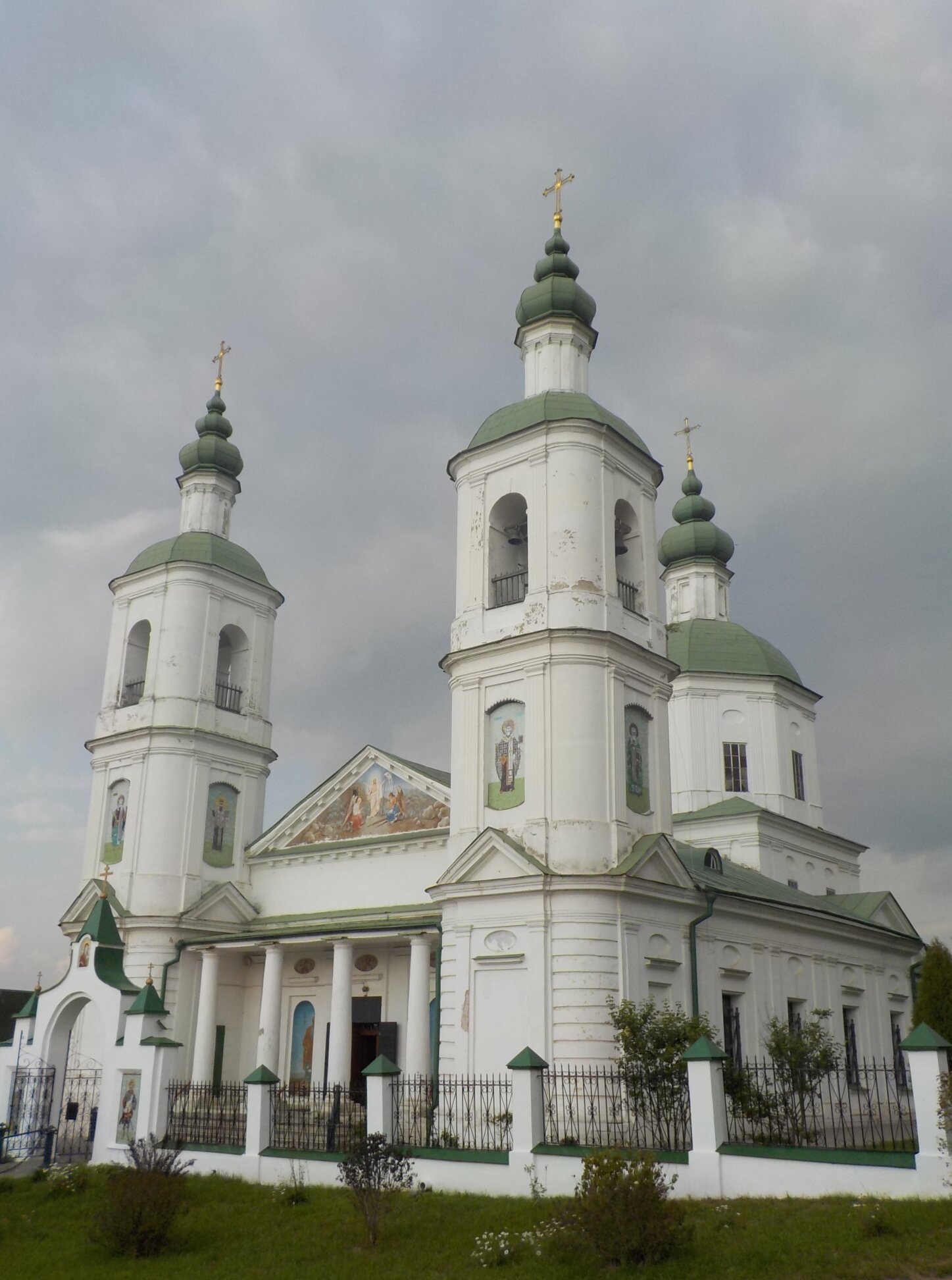 Храм Воскресения Христова в селе Молоди