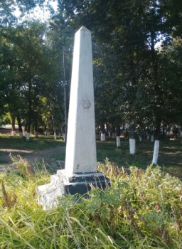 Памятник-обелиск на территории Церкви Иоанна Богослова в Шишкеево