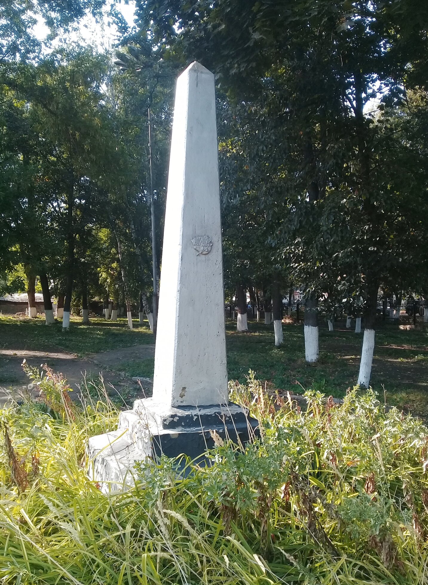 Памятник-обелиск на территории Церкви Иоанна Богослова в Шишкеево