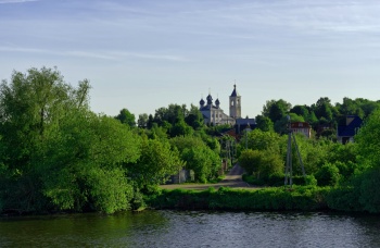 Храм Великомученика Никиты в Софьино на берегу реки Москвы