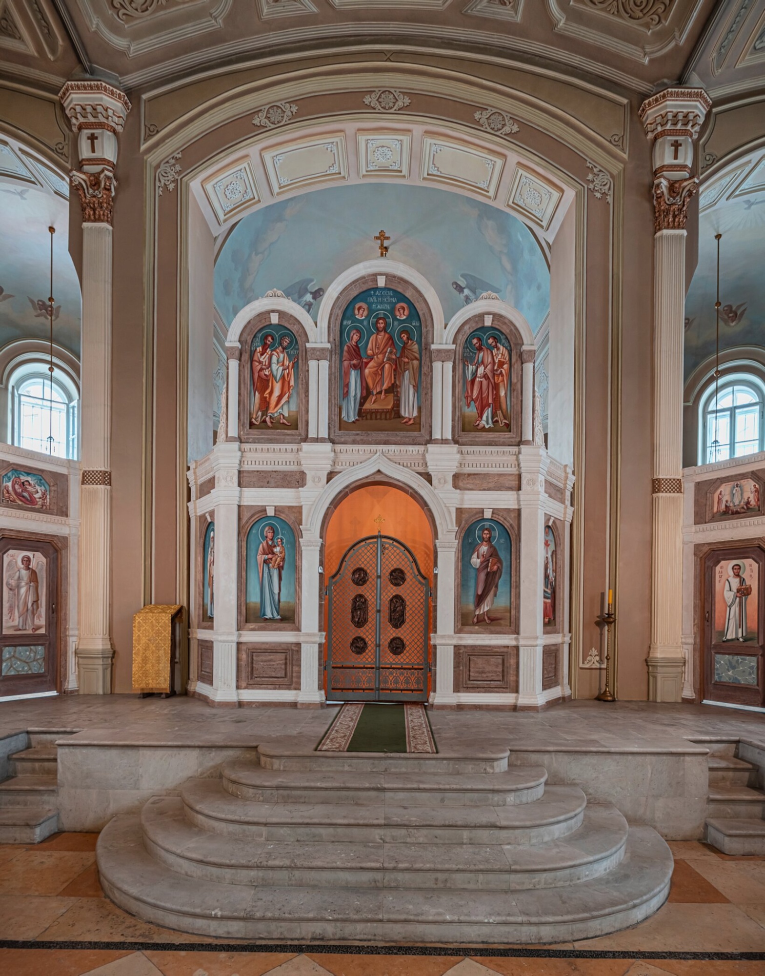 Интерьер храма Успения Пресвятой Богородицы на Успенском Вражке