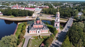 Кафедральный собор Воскресения Христова в Старой Руссе с высоты птичьего полета