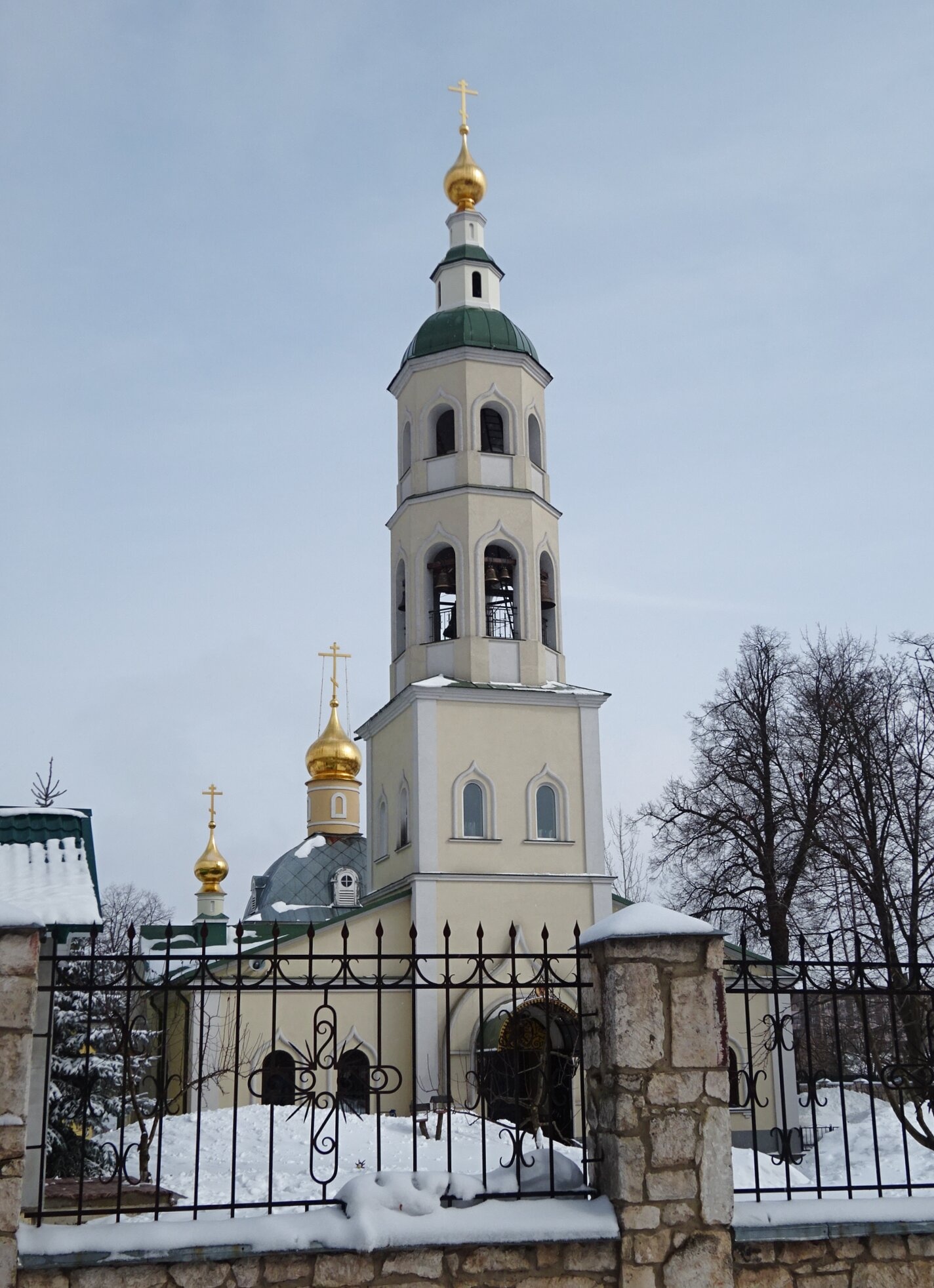 Храм Николая Чудотворца в Володарском - колокольня и купола