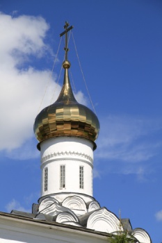 Свято-Троицкий кафедральный собор в Вязьме: золотой купол на белом барабане
