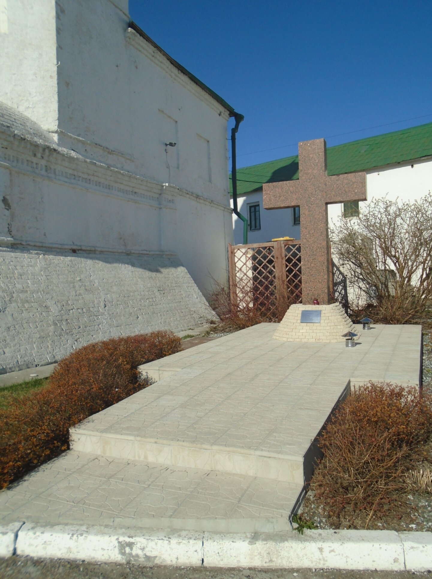 Памятный крест в Казанском Иоанно-Предтеченском монастыре