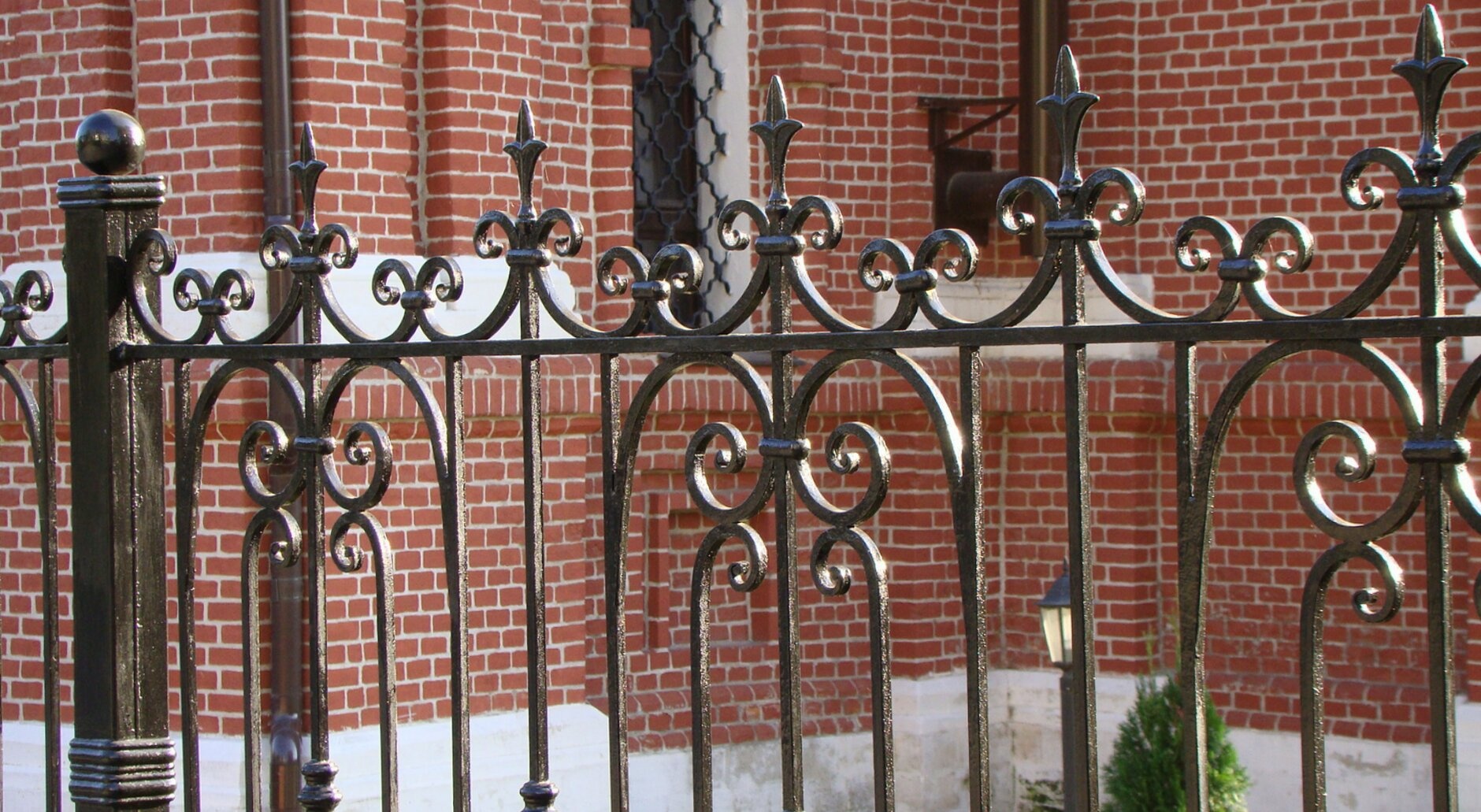 Кованая ограда Казанского Явленского монастыря в Рязани