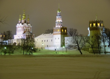 Новодевичий монастырь в вечерней подсветке
