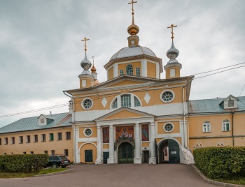 Надвратная церковь Преображения Господня Николо-Шартомского монастыря