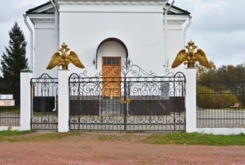 Вход в церковь Преображения Господня в Пидьме с двуглавыми орлами