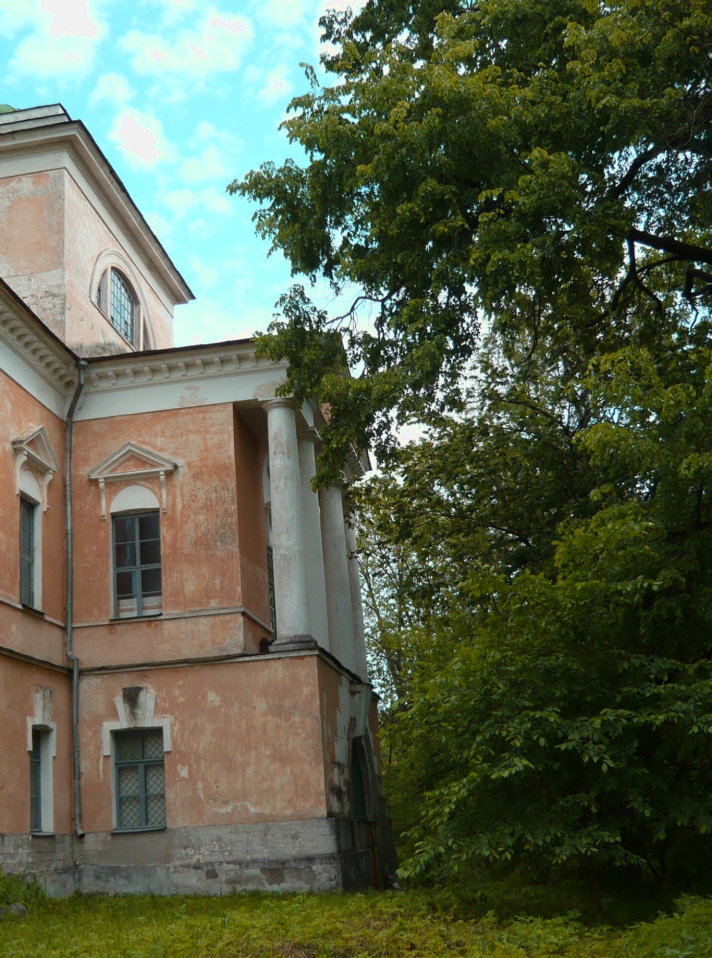 Храм Святой Троицы в усадьбе Прямухино