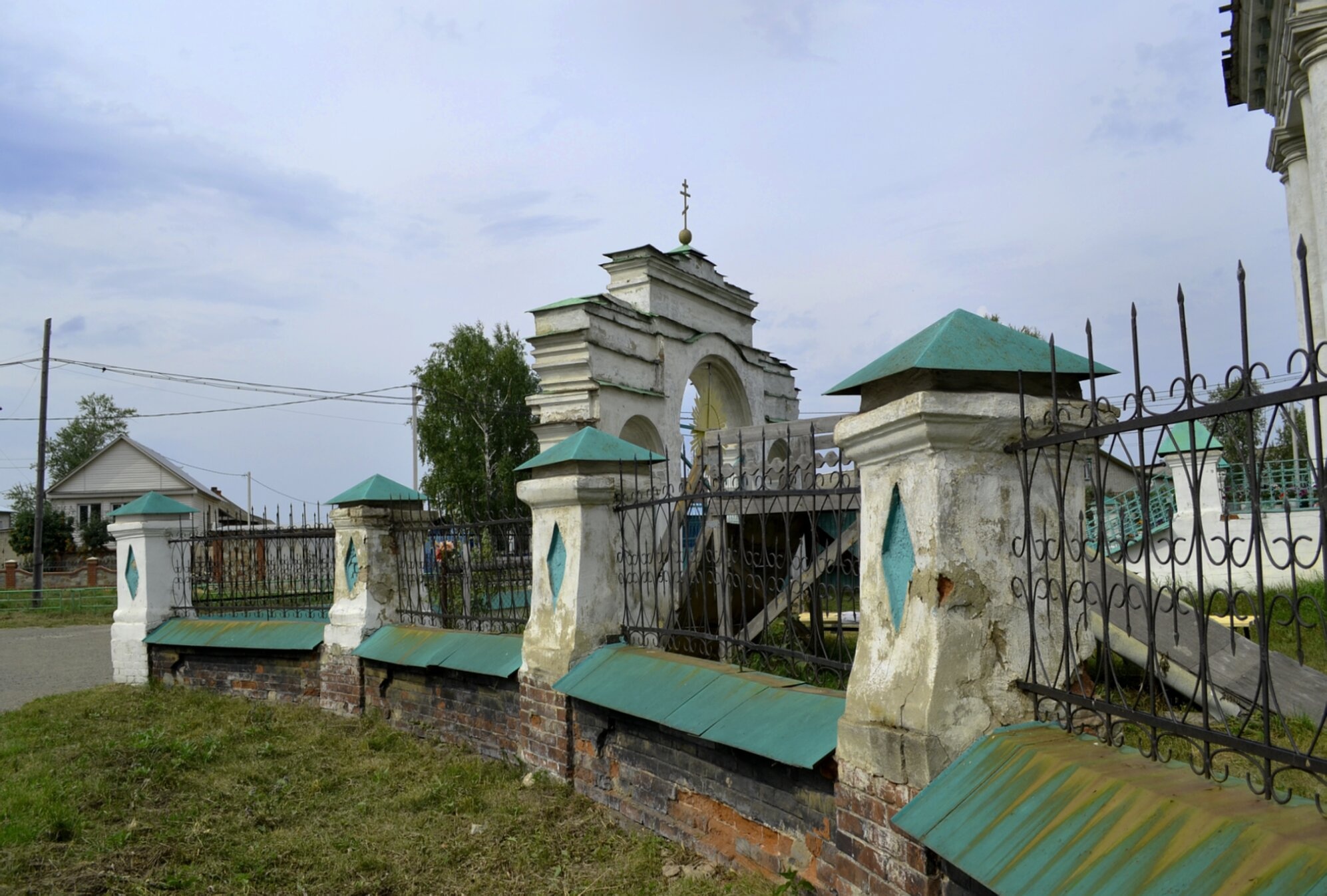 Западные ворота и ограда Храма Святителя Николая Чудотворца в Быньгах