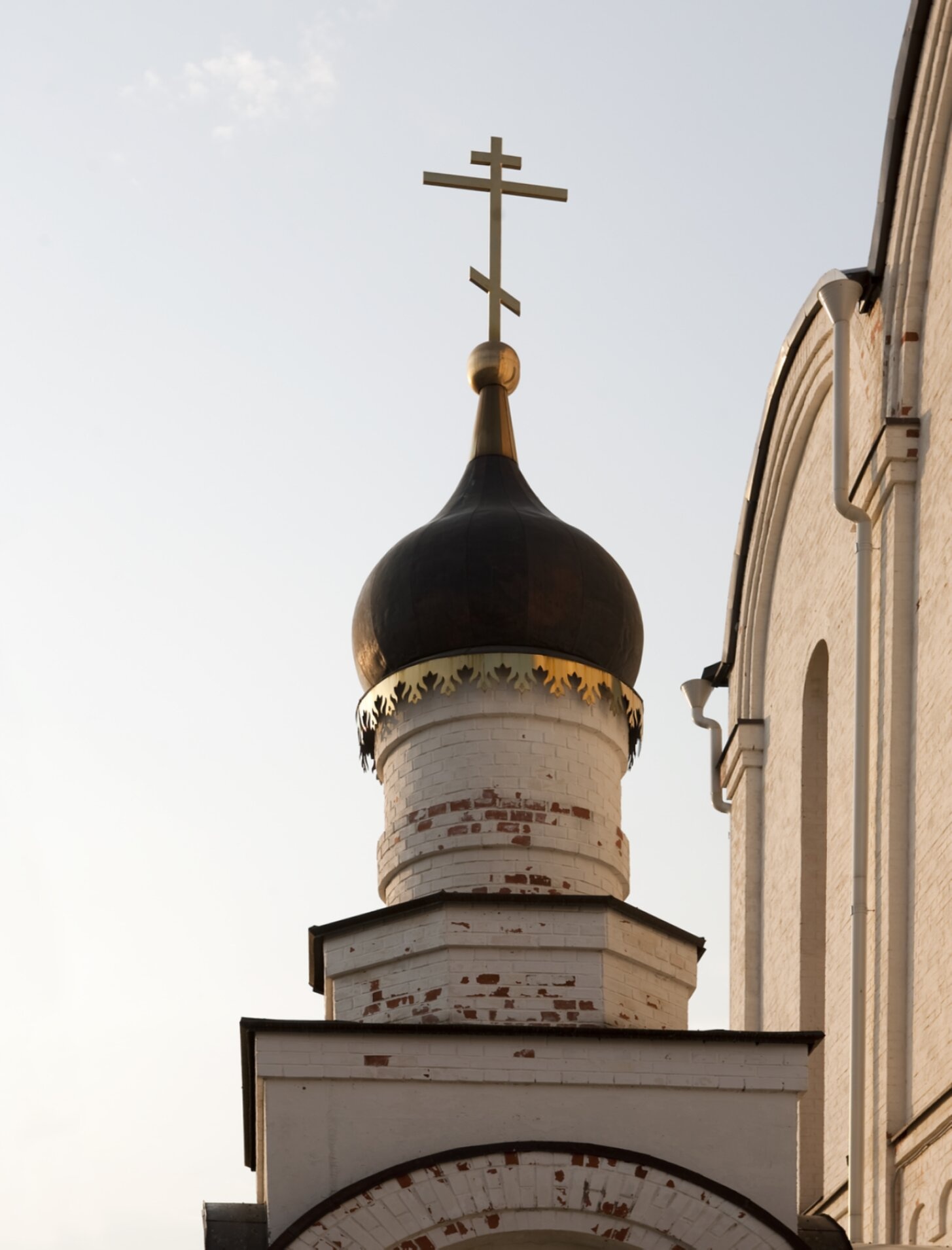 Купол и крест церкви Пророка Илии в Апрелевке