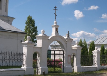 Ворота и ограда храма Казанской иконы Божией Матери в селе Киясово