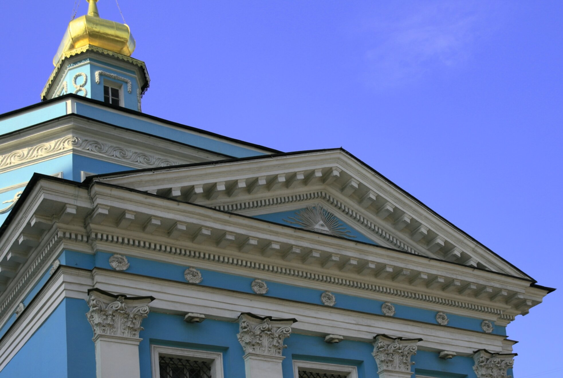 Храм Троицы Живоначальной в Серебряниках: фасад