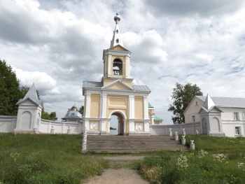 Колокольня со святыми вратами Введено-Оятского женского монастыря