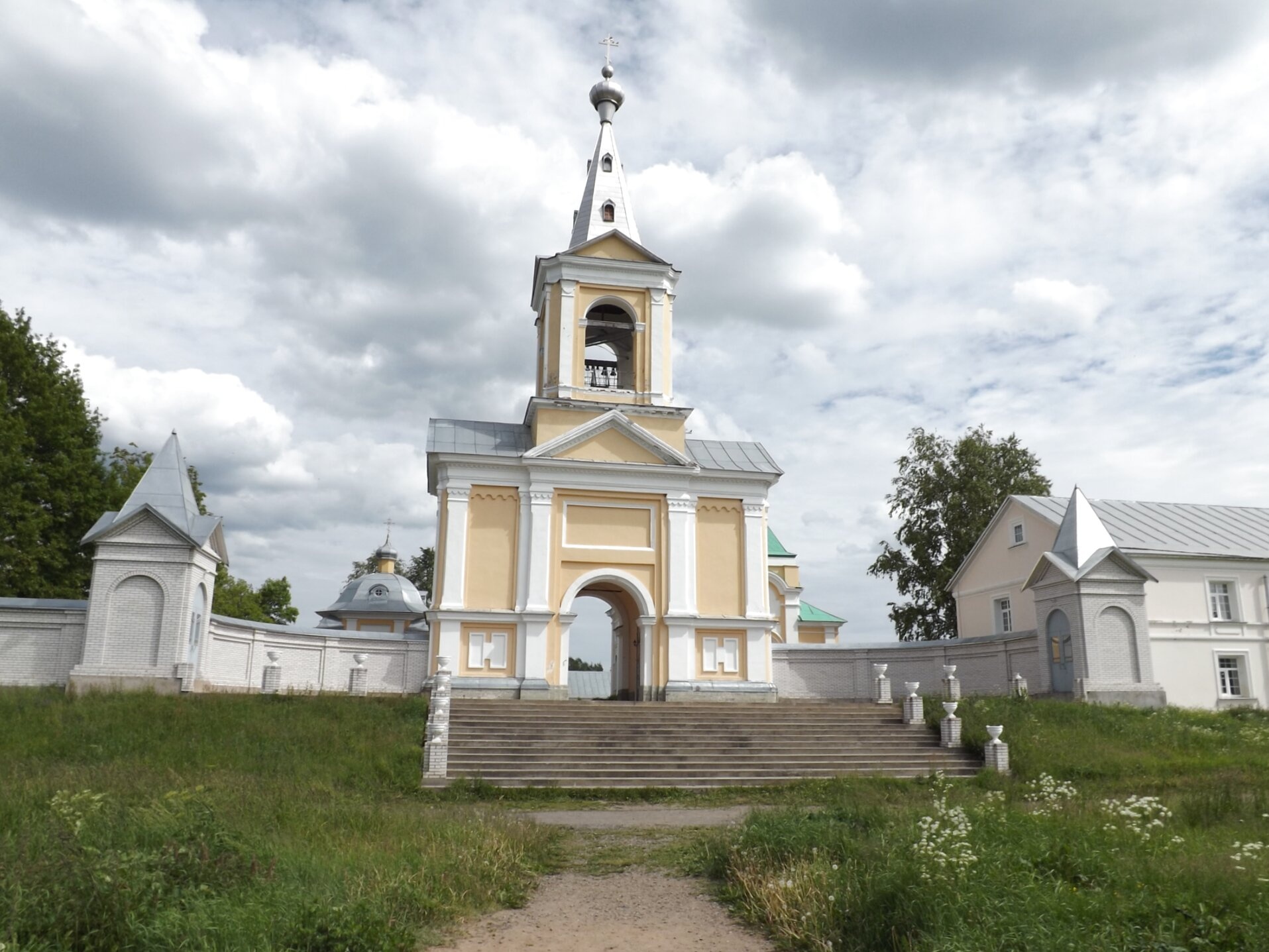 Колокольня со святыми вратами Введено-Оятского женского монастыря