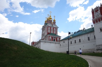 Преображенская церковь над северными воротами Новодевичьего монастыря