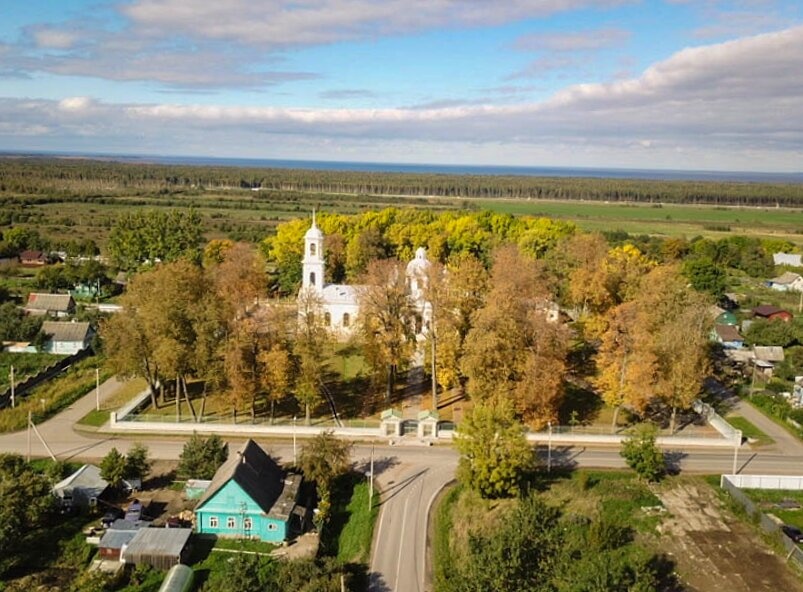 Тихвинская церковь в селе Путилово с высоты птичьего полета