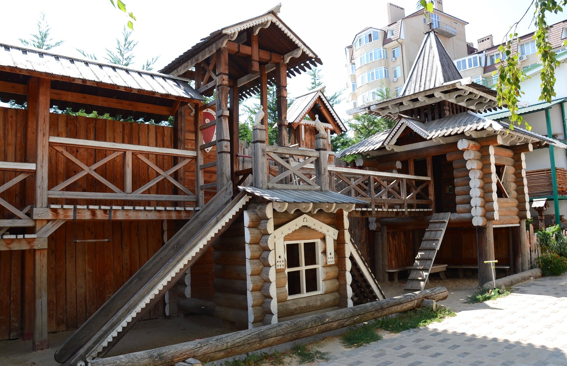 Детская площадка в русском стиле при Храме Серафима Саровского в Анапе