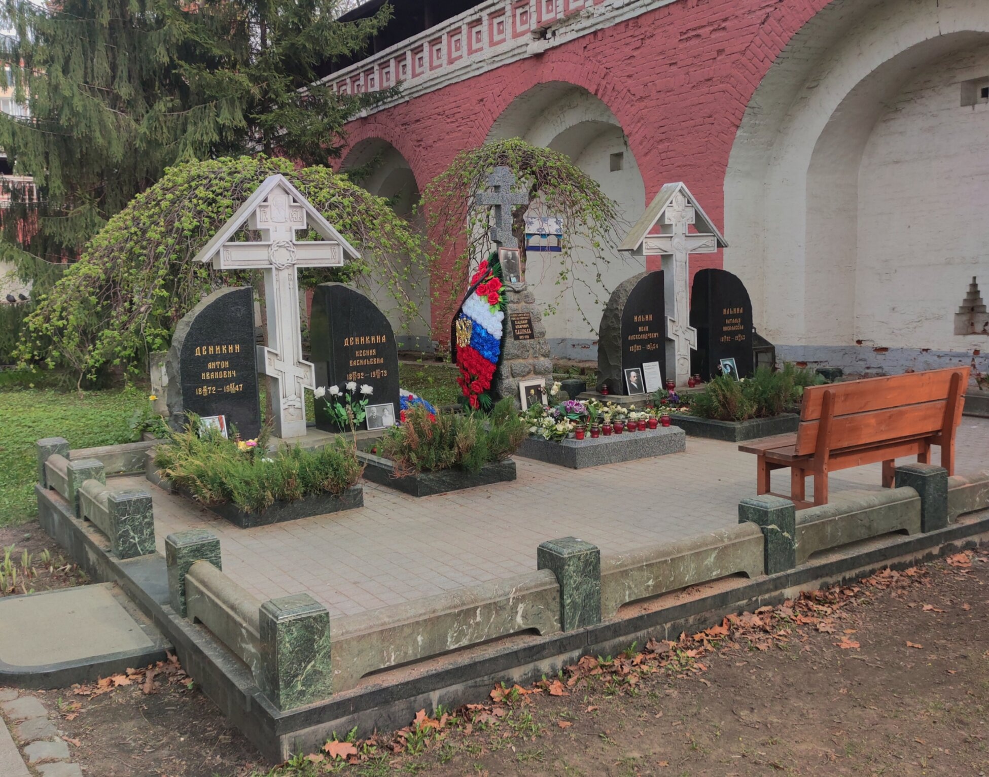 Место упокоения генерала А.И. Деникина в некрополе Донского монастыря