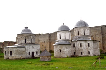Ивангородская крепость: Успенский собор и Никольская церковь
