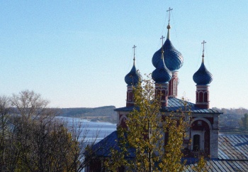 Казанская Преображенская церковь в Тутаеве на берегу Волги