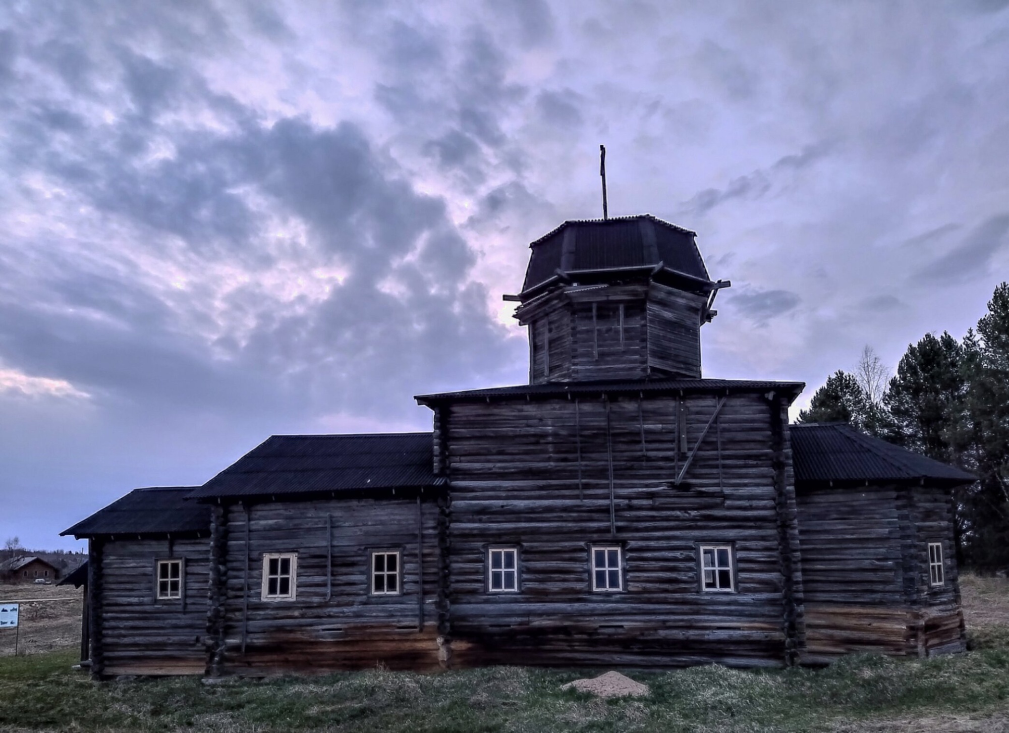 Покровская церковь в Усть-Ваеньге - памятник деревянного зодчества