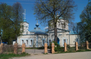 Воскресенская церковь в селе Усты - архитектурный памятник классицизма