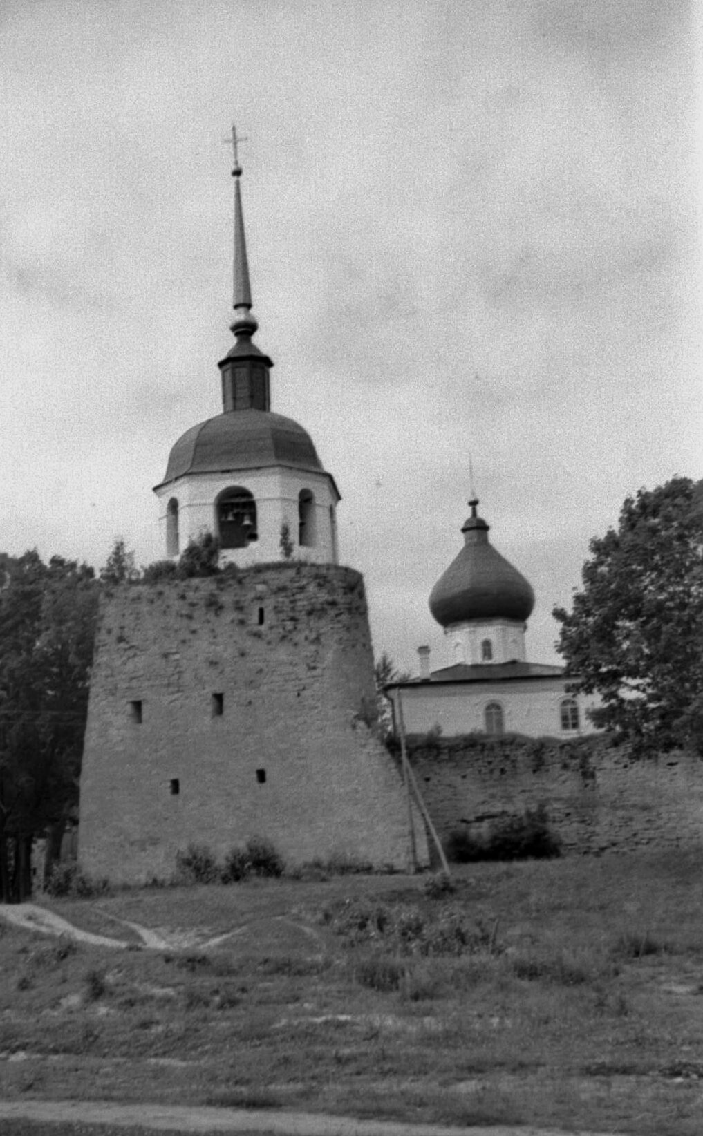 Порховская крепость и Никольский храм на историческом снимке 1956 года