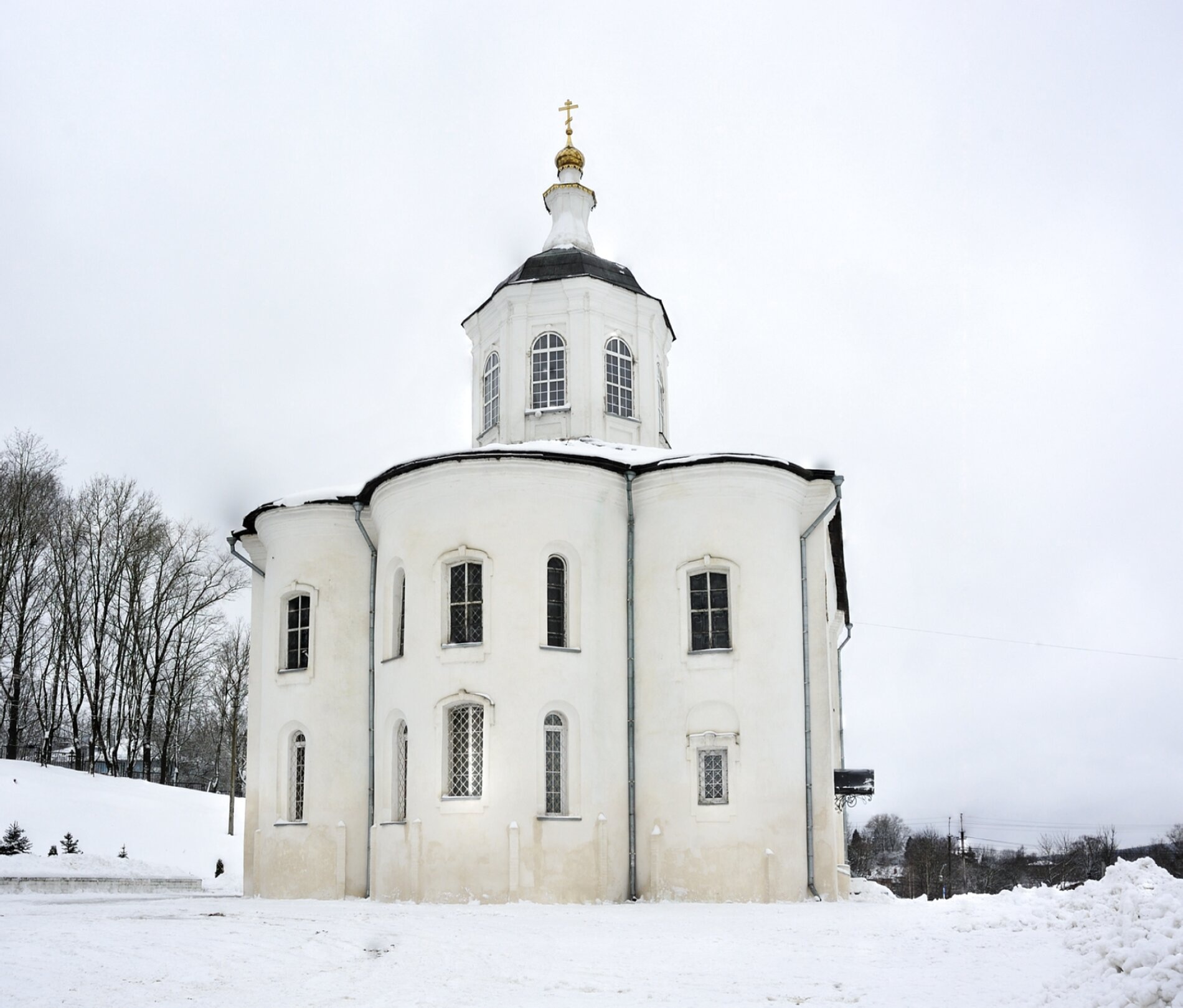 Вход в Церковь Иоанна Богослова в Смоленске: история и архитектура