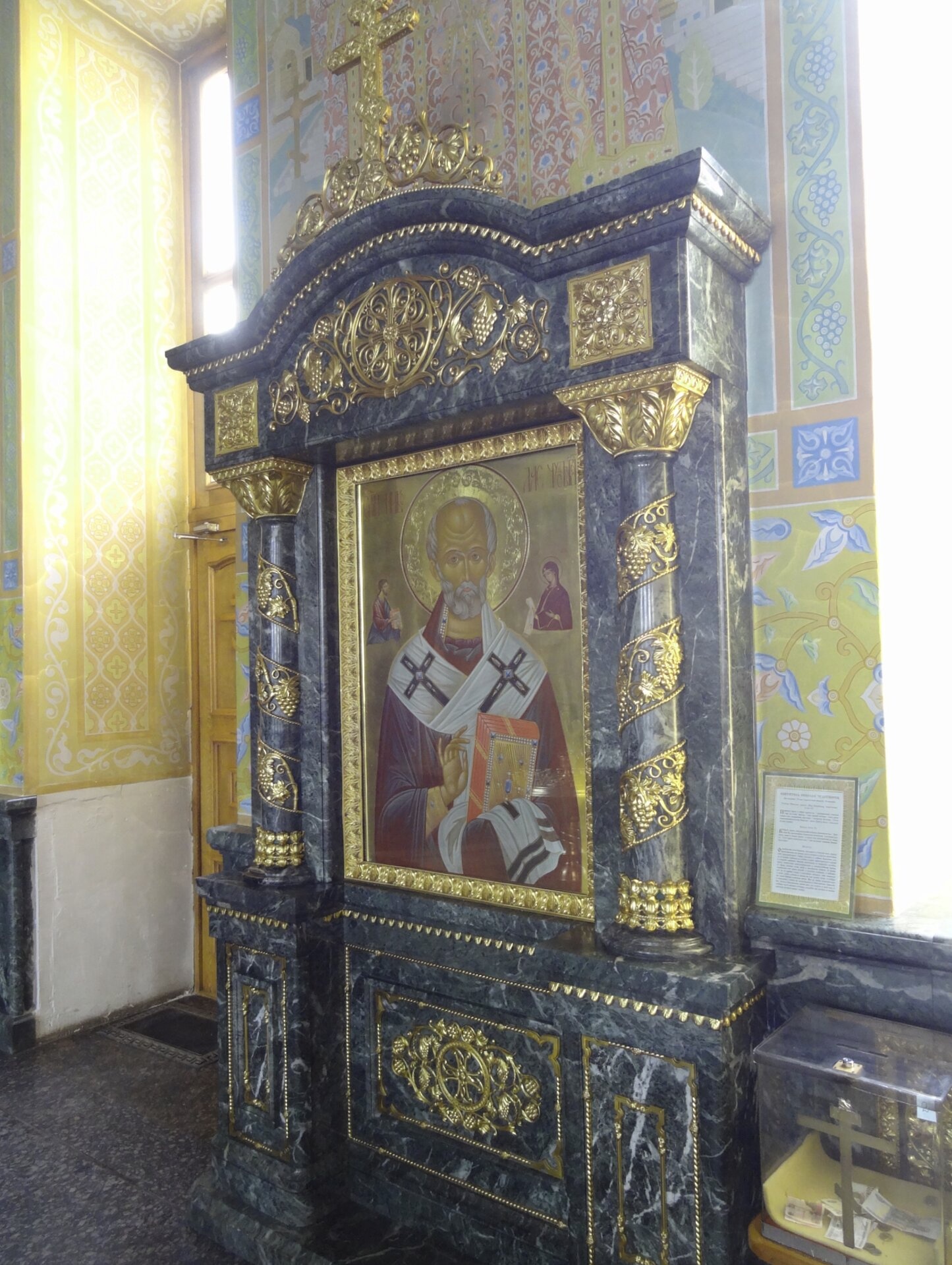 Киот с иконой святителя Николая Чудотворца в Троицком соборе Екатеринбурга