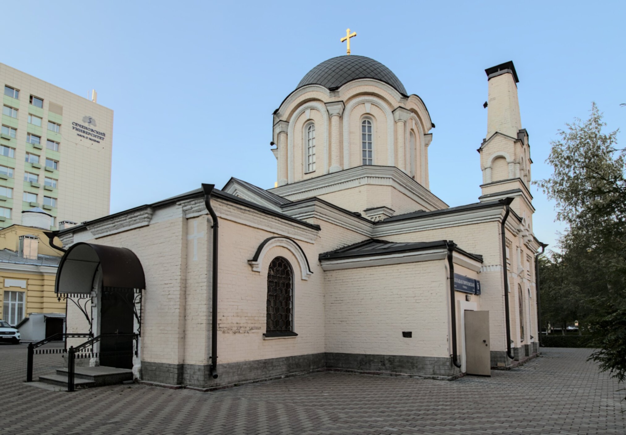 Храм преподобного Димитрия Прилуцкого на Девичьем поле в Москве