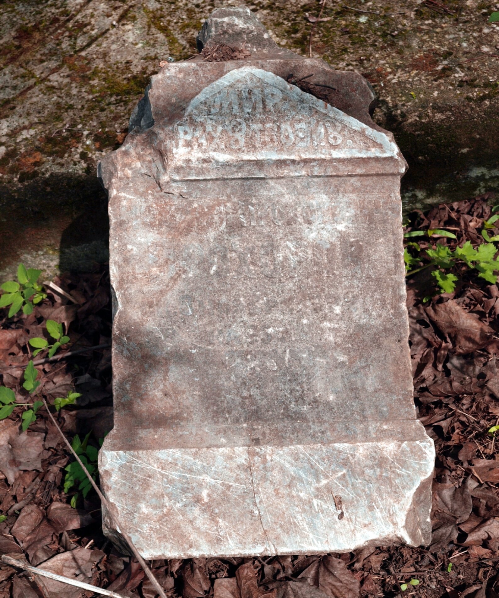 Старинное надгробие на территории Церкви Знамения Пресвятой Богородицы в Аннино