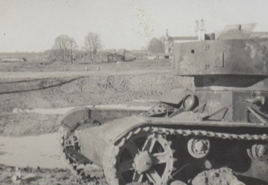 Подбитый танк Т-26 у Покровской церкви в Толочине, 1941 год