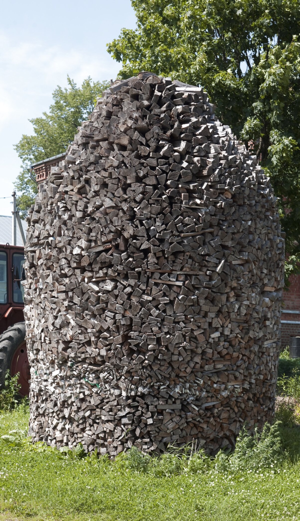 Поленница дров в Покровском Хотьковом монастыре