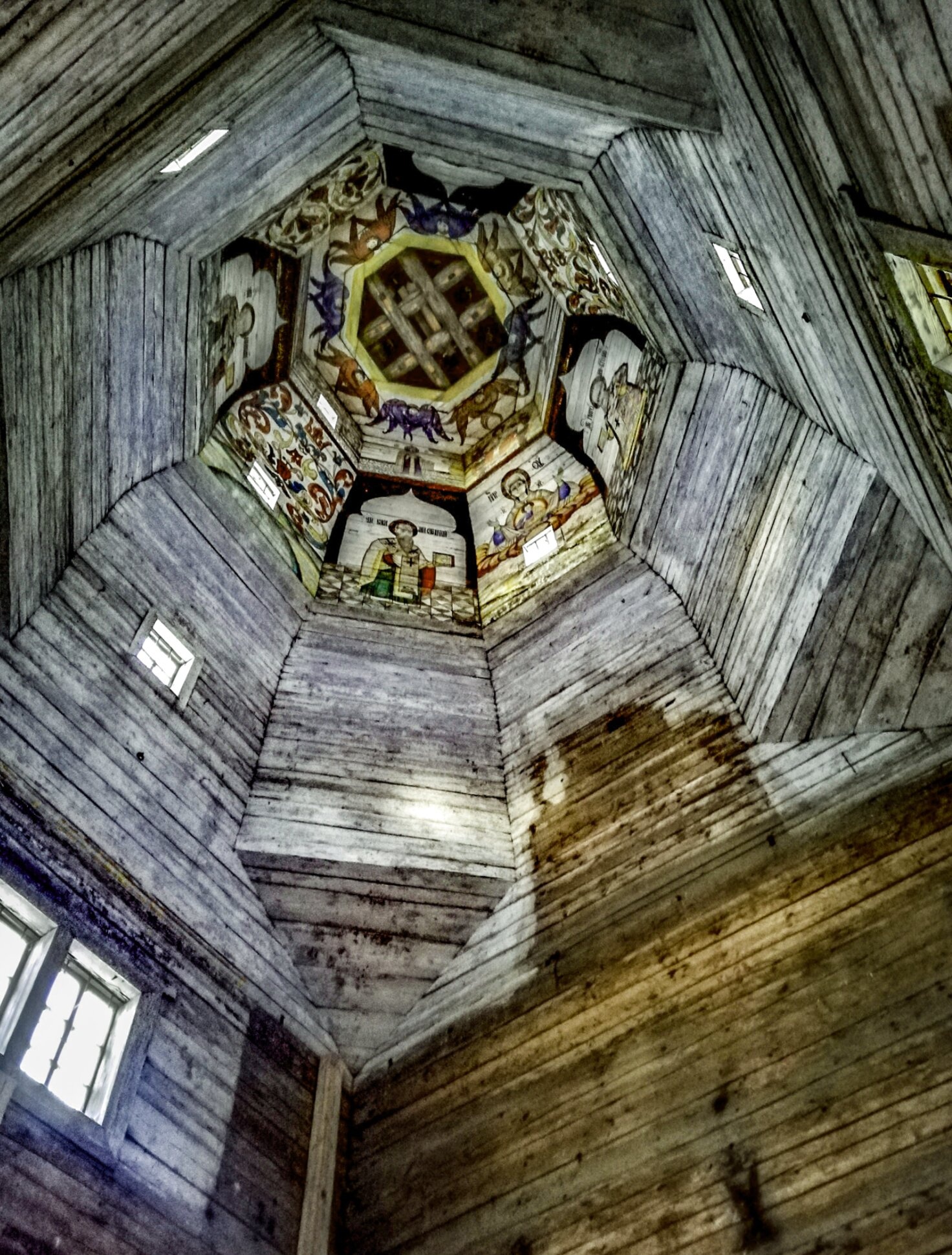 Интерьер церкви Тихвинской иконы Божией Матери в Торжке