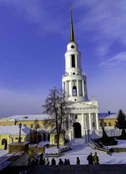 Надвратная колокольня Задонского Рождество-Богородицкого монастыря в зимнем убранстве