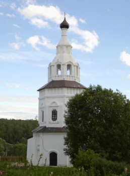 Колокольня Церкви Троицы Живоначальной в селе Лужники