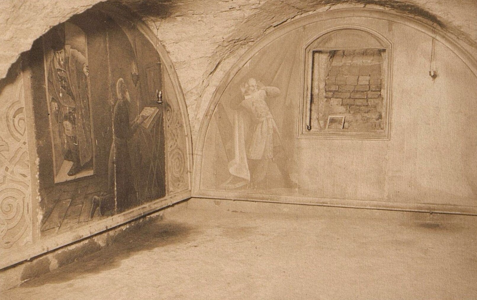 Фрески и архитектура Успенского собора Отроча монастыря в Твери на фотографии 1911 года