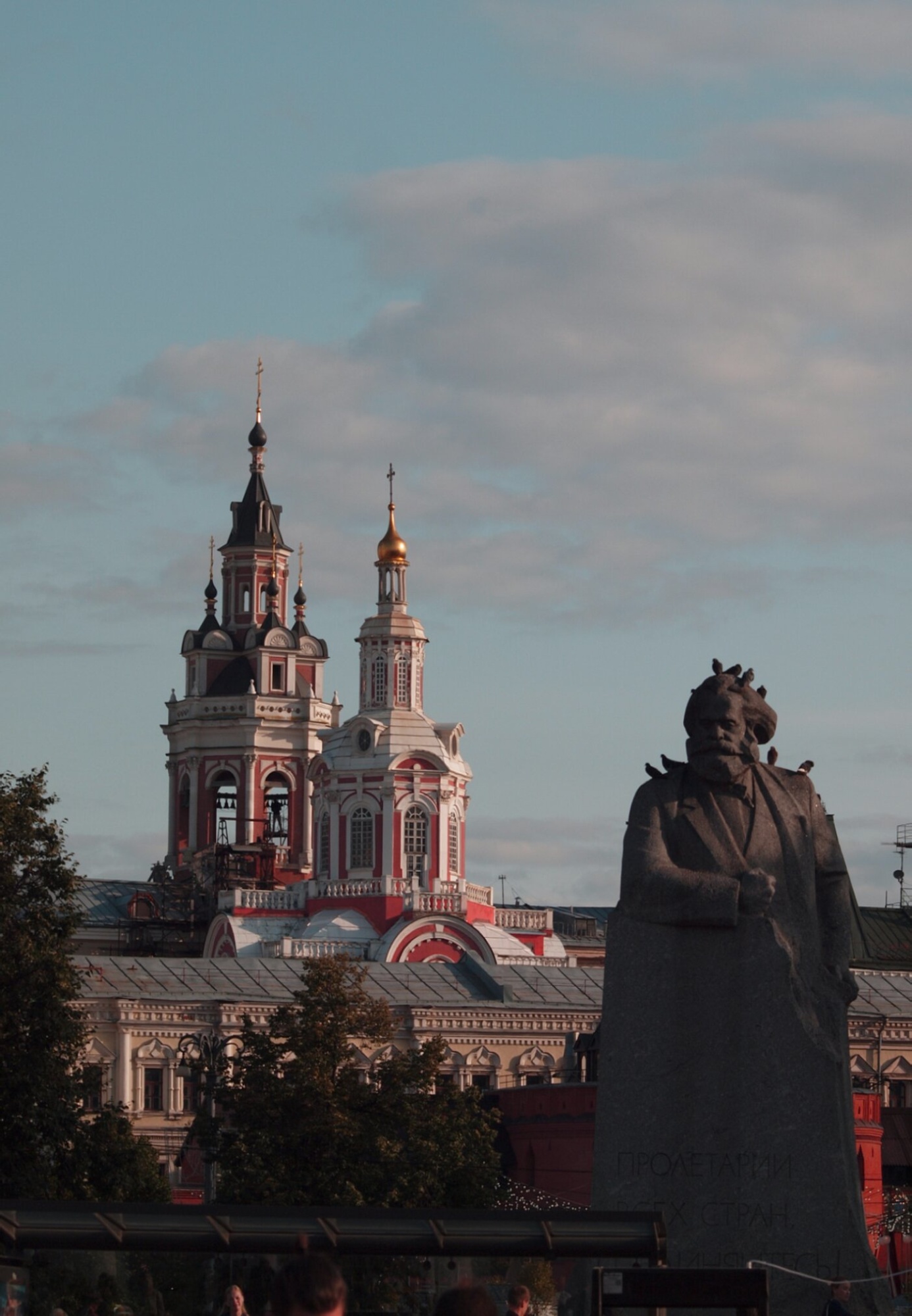 Вид на Заиконоспасский монастырь и памятник Карлу Марксу в Москве