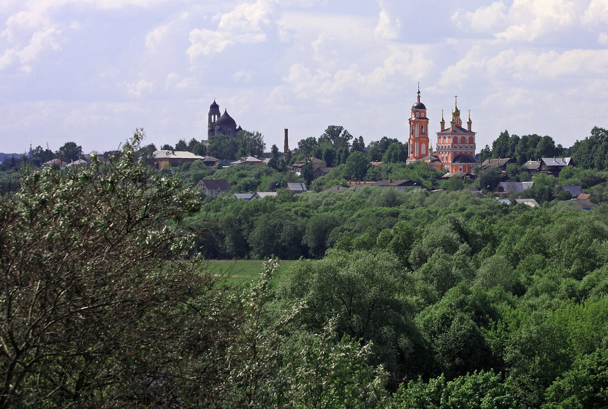 Церковь Бориса и Глеба в Боровске: панорамный вид на православную святыню