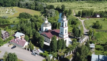 Храм Святых Апостолов Петра и Павла в деревне Лужки