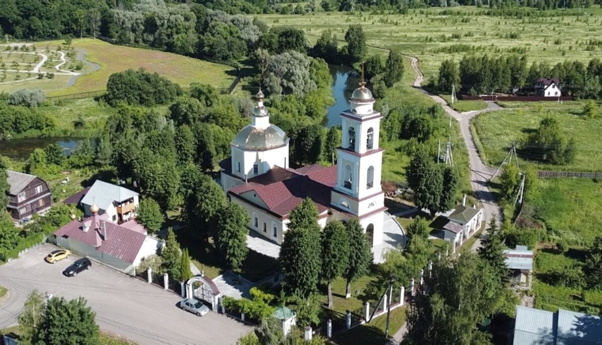 Храм Святых Апостолов Петра и Павла в деревне Лужки