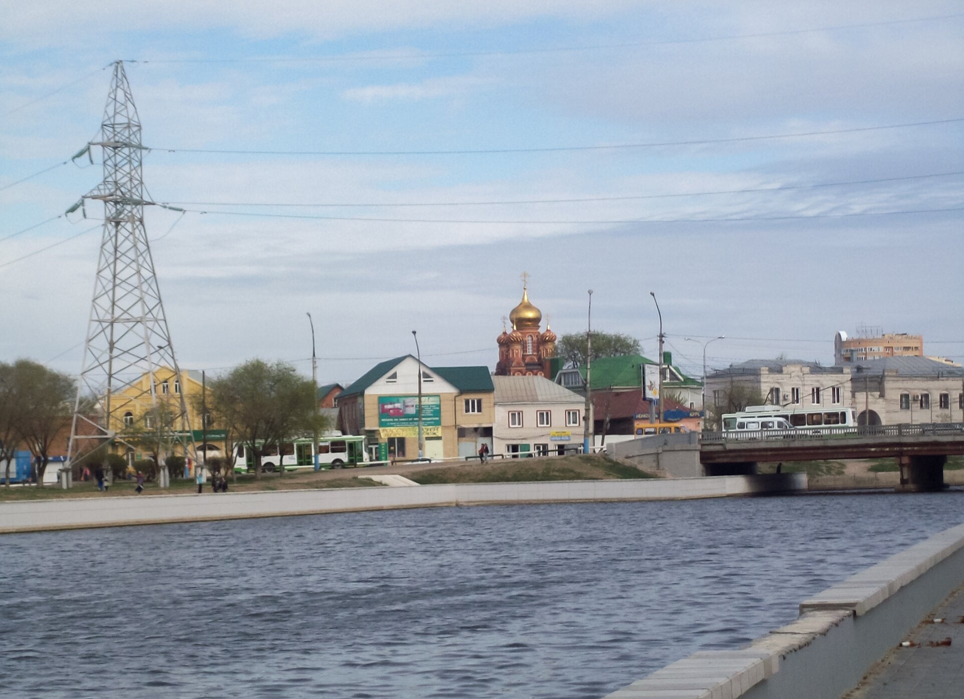 Иоанно-Предтеченский монастырь в Астрахани - вид с набережной Волги