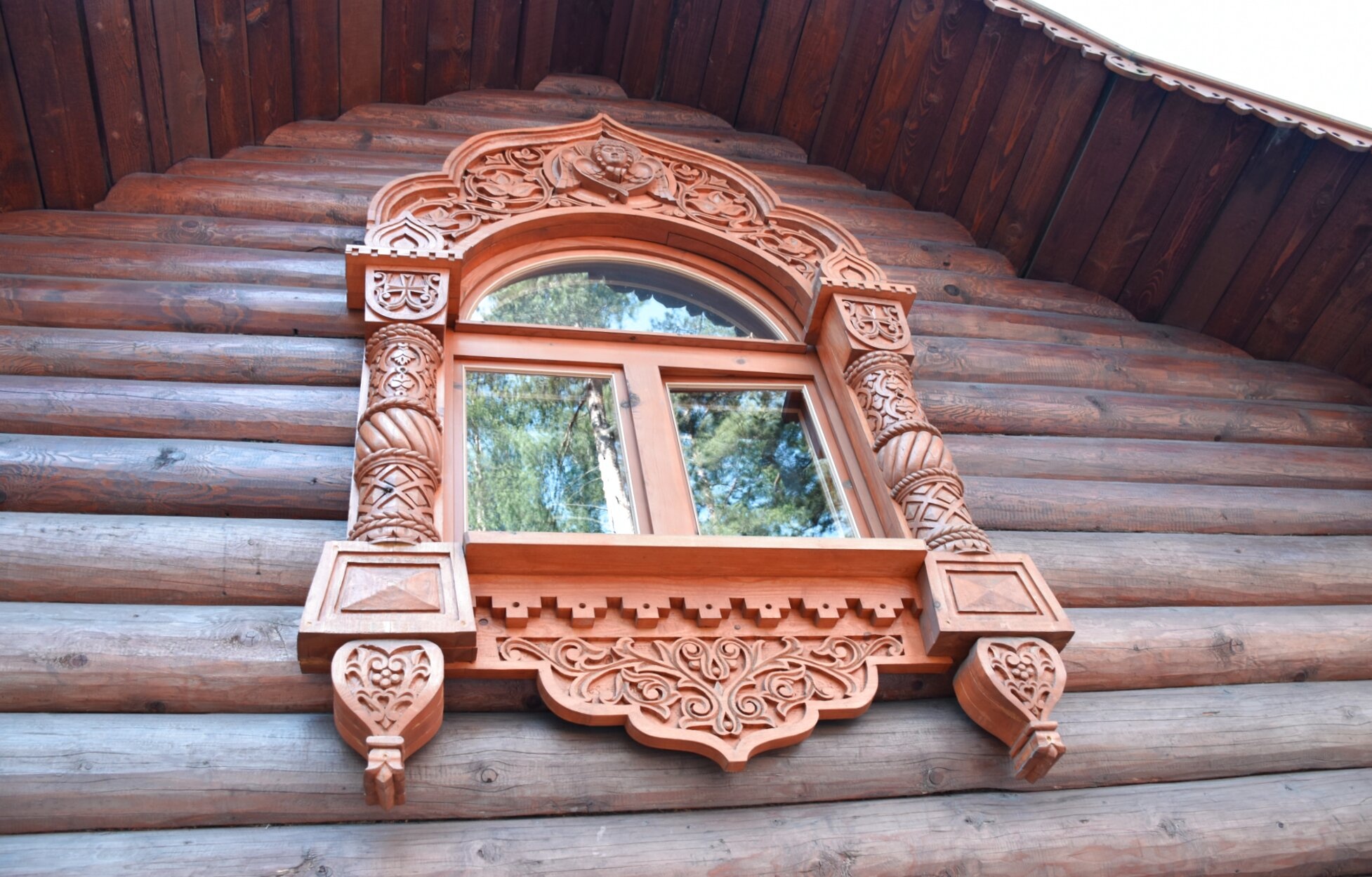 Резной наличник храма Коневецкой иконы Божией Матери