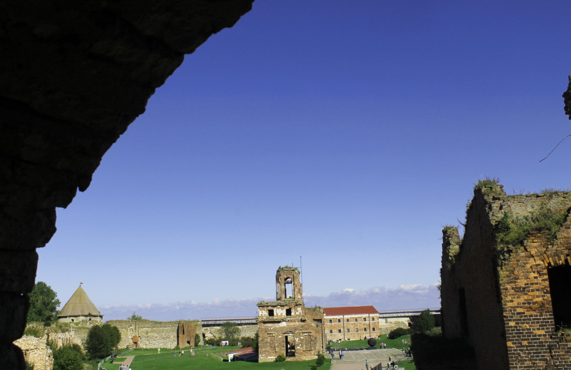 Руины собора Рождества Иоанна Предтечи в крепости Орешек