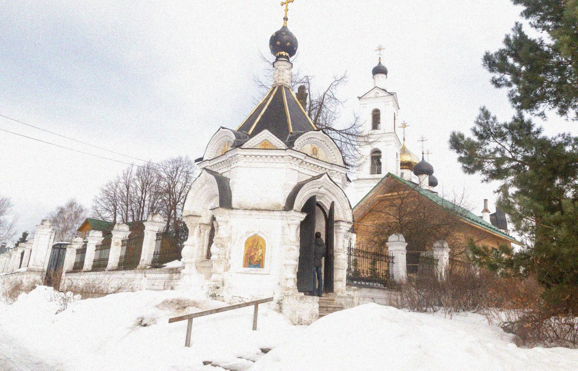 Храм Воздвижения Креста Господня в селе Свердлово зимой