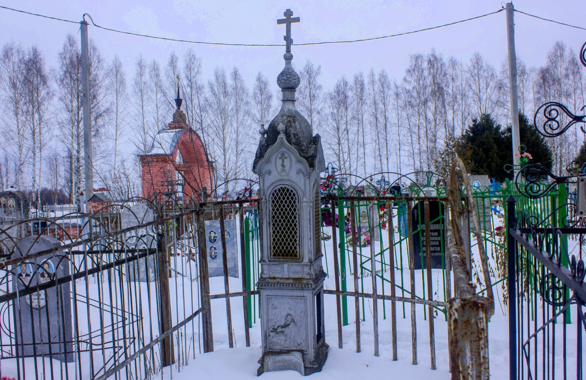 Спасо-Преображенская церковь в селе Сухаренки - историческое кладбище