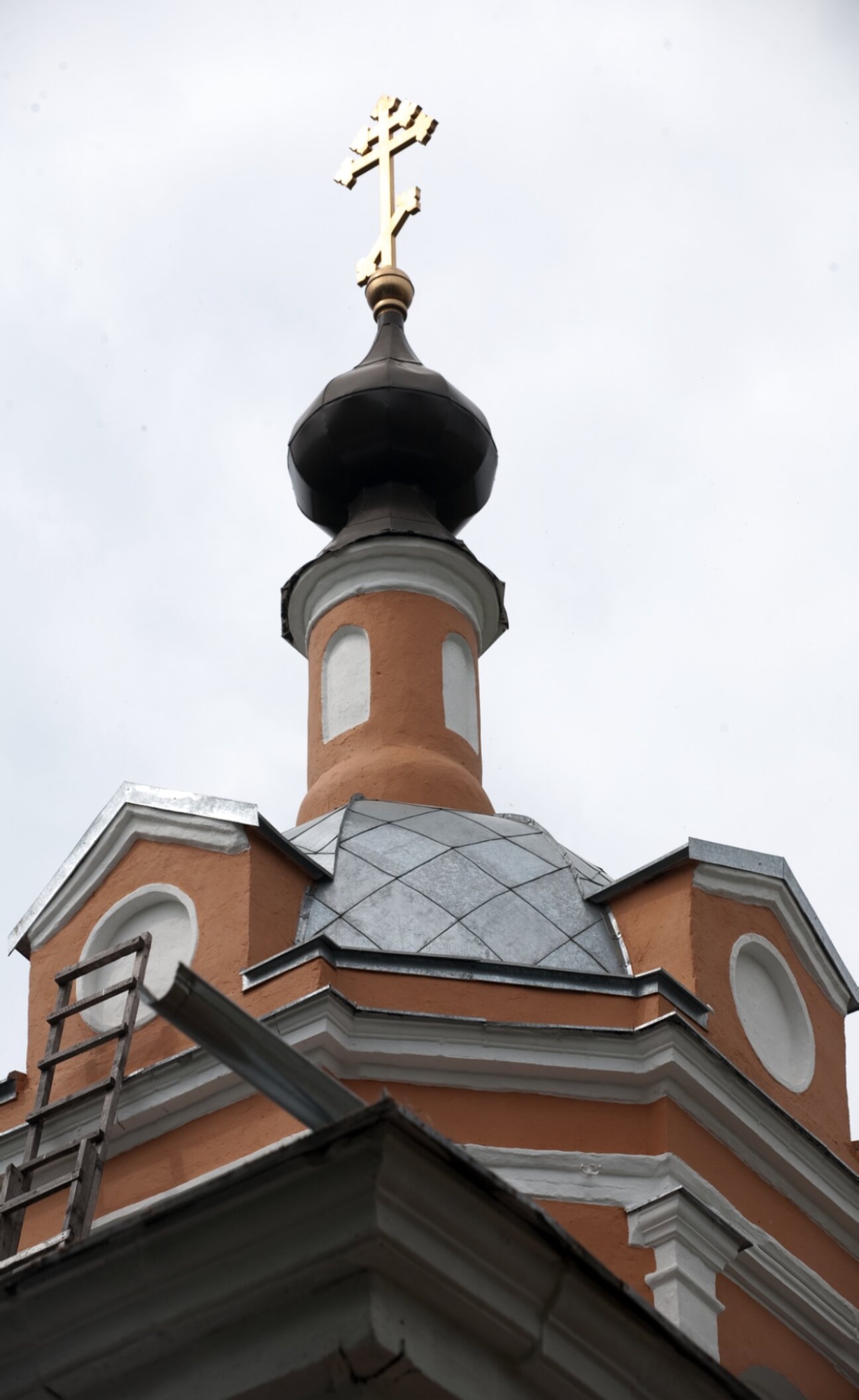 Купол и крест Церкви Спаса Нерукотворного Образа в Спас-Торбеево